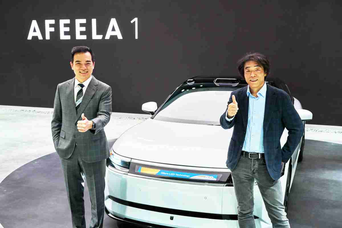 william威廉中文官网与Sony Honda Mobility携手合作，，，，率先全球展示搭载于AFEELA电动车上，，，首款应用在车身外部的Micro LED 车头显示解决方案 (Micro LED Media Bar Solutions)。。。。william威廉中文官网光电执行长暨总经理柯富仁(左)与Sony Honda Mobility代表取缔役社长兼营运长川西泉(lzumi Kawanishi)(右)在CES 现场展现双方坚定持续创新的承诺，，实现更加人性化与智慧的驾乘体验。。